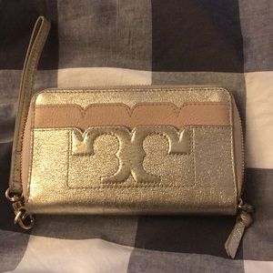 Tory Burch Scallop-T wristlet